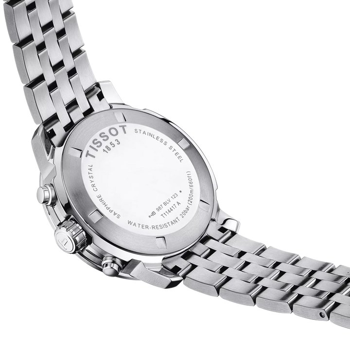 De roestvrijstalen Tissot PRC 200 Chronograph heeft een gegraveerde achterkant van de kast met Zwitsers quartz uurwerk, 20ATM waterbestendigheid, modeldetails en een metalen schakelarmband.