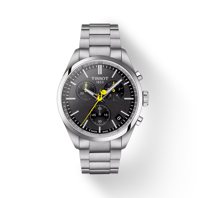 Zegarek Tissot PR 100 Tour de France z szarym cyferblatem, stalową kopertą i bransoletą, z żółtymi akcentami.
