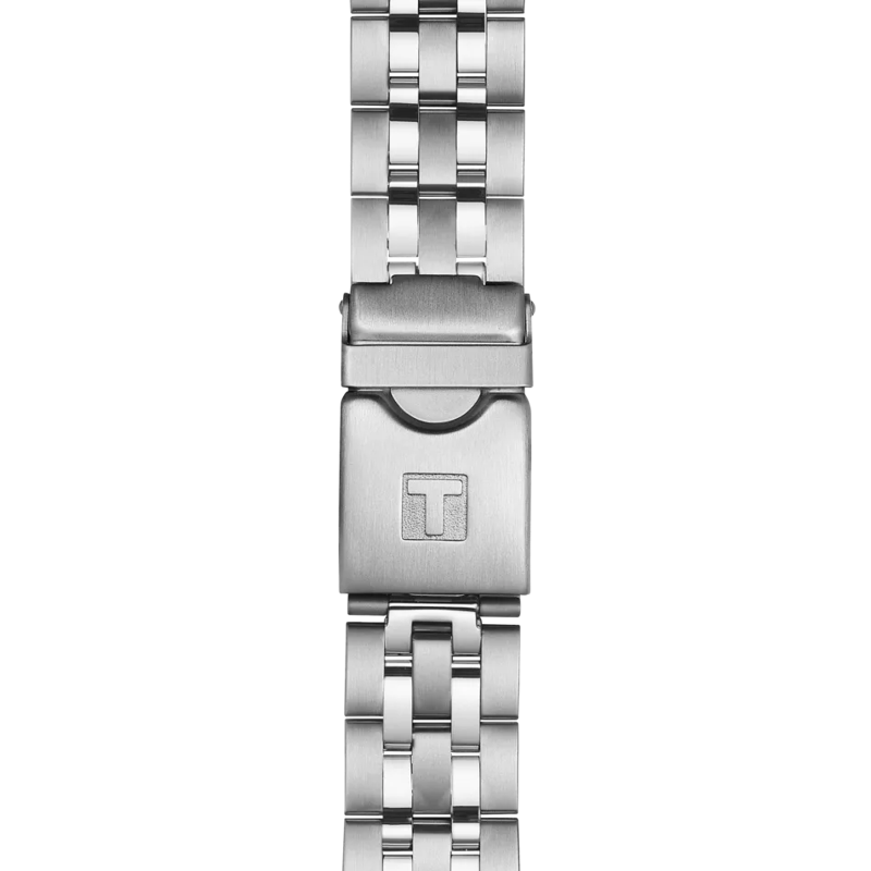 Close-up van de roestvrijstalen armband met vouwsluiting van de Tissot PRC 200 Chronograph. Het gegraveerde T-logo voegt stijl toe tegen een effen witte achtergrond.