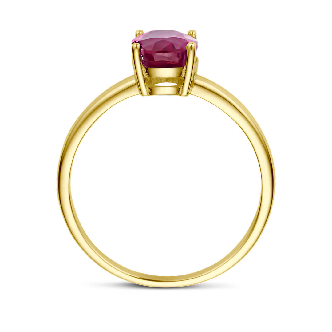 De Van der Kooij Collectie ring robijn 14K geelgoud heeft een ronde roze edelsteen in een viersprong zetting, van opzij gezien tegen een witte achtergrond.