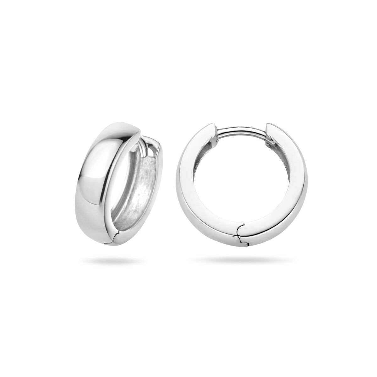 Klapoorringen van gerhodineerd zilver met een bolle, glanzende afwerking.
