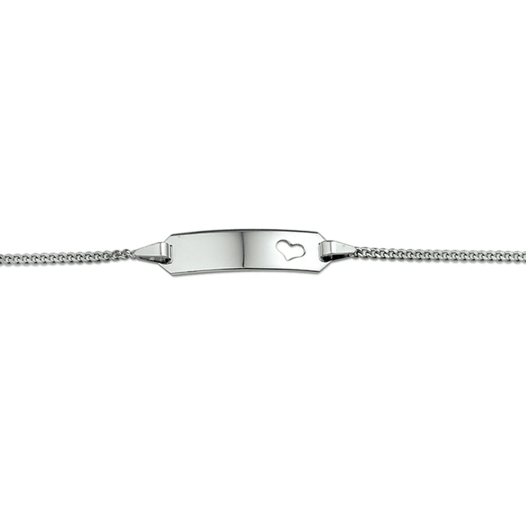 De grafarmband van de Van der Kooij Collectie bestaat uit een rechthoekige 14K witgouden geslepen plaat met een kleine hartgravure, elegant verbonden door een gourmette schakelarmband.