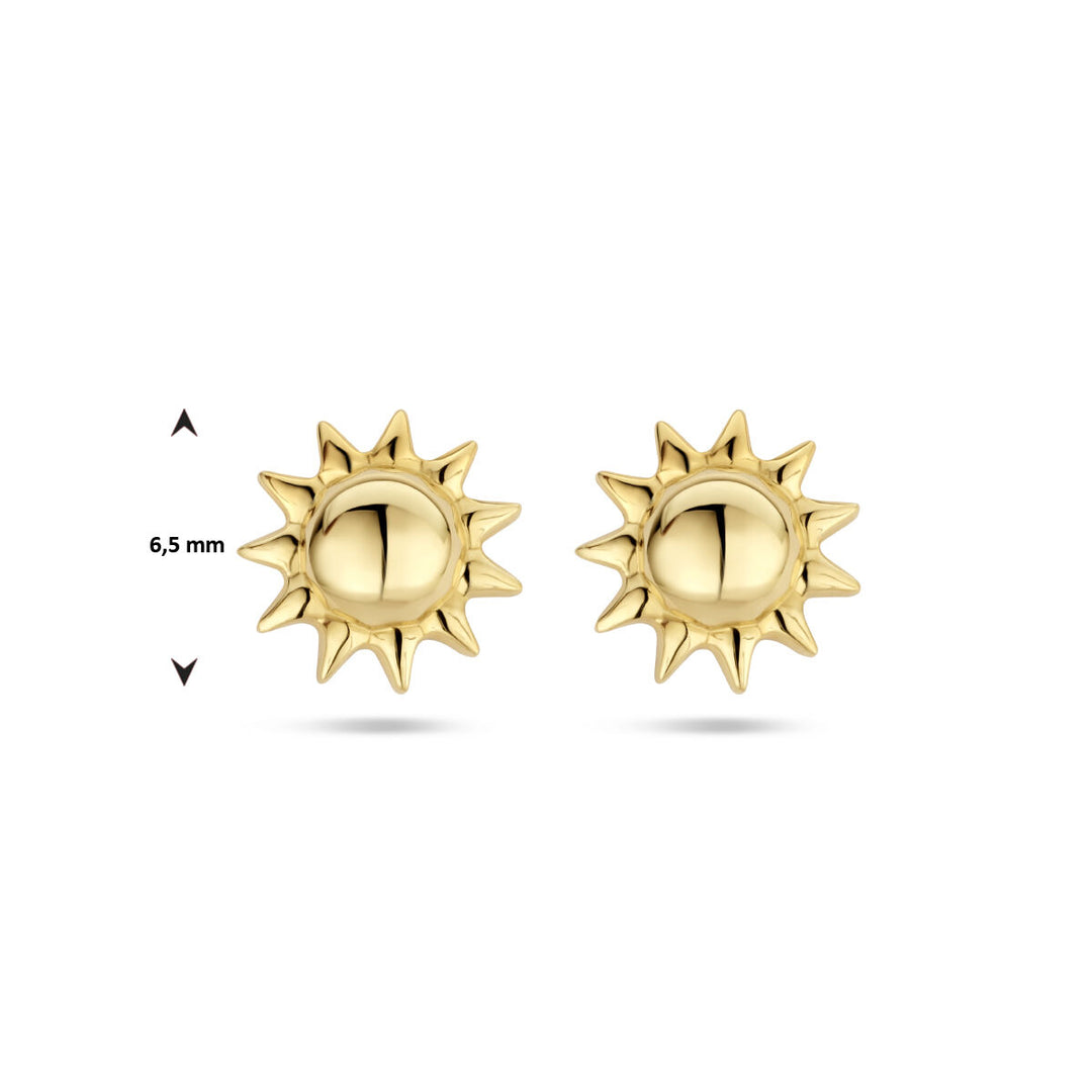 Een paar oorknoppen zon 14K geelgoud van Van der Kooij Collectie, in de vorm van zonnen met puntige stralen, afgebeeld op een witte achtergrond met een pijl die hun hoogte van 6,5 mm aangeeft.