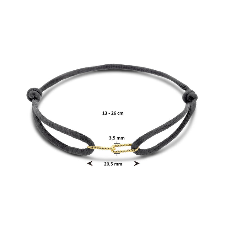 De armband satijn 13-26 cm 14K goud met rubber/nylon/leer van Van der Kooij Collectie is een zwart gevlochten damesarmband met geelgouden detail, verstelbaar en perfect als stijlvol sieraad.