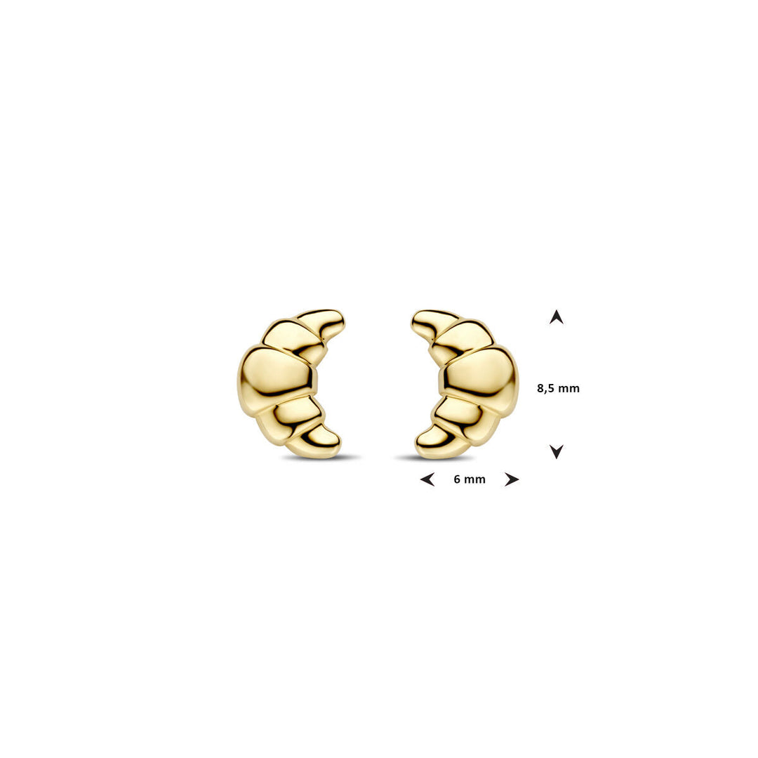 Een paar 14K geelgouden oorknoppen croissant 8,5 mm van de Van der Kooij Collectie, elk 8,5 mm hoog en 6 mm breed, tegenover elkaar op een witte achtergrond. Perfect voor dames sieraden collecties.
