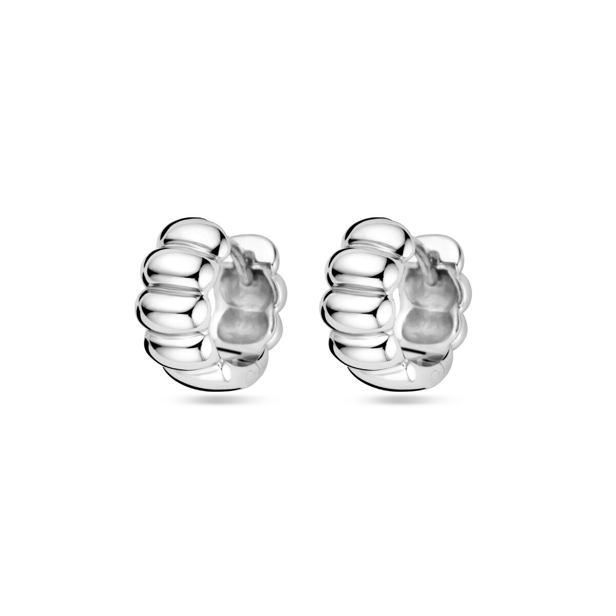 Zilveren klapoorringen van 11,5 mm met een gerhodineerde afwerking en een golvende vorm.