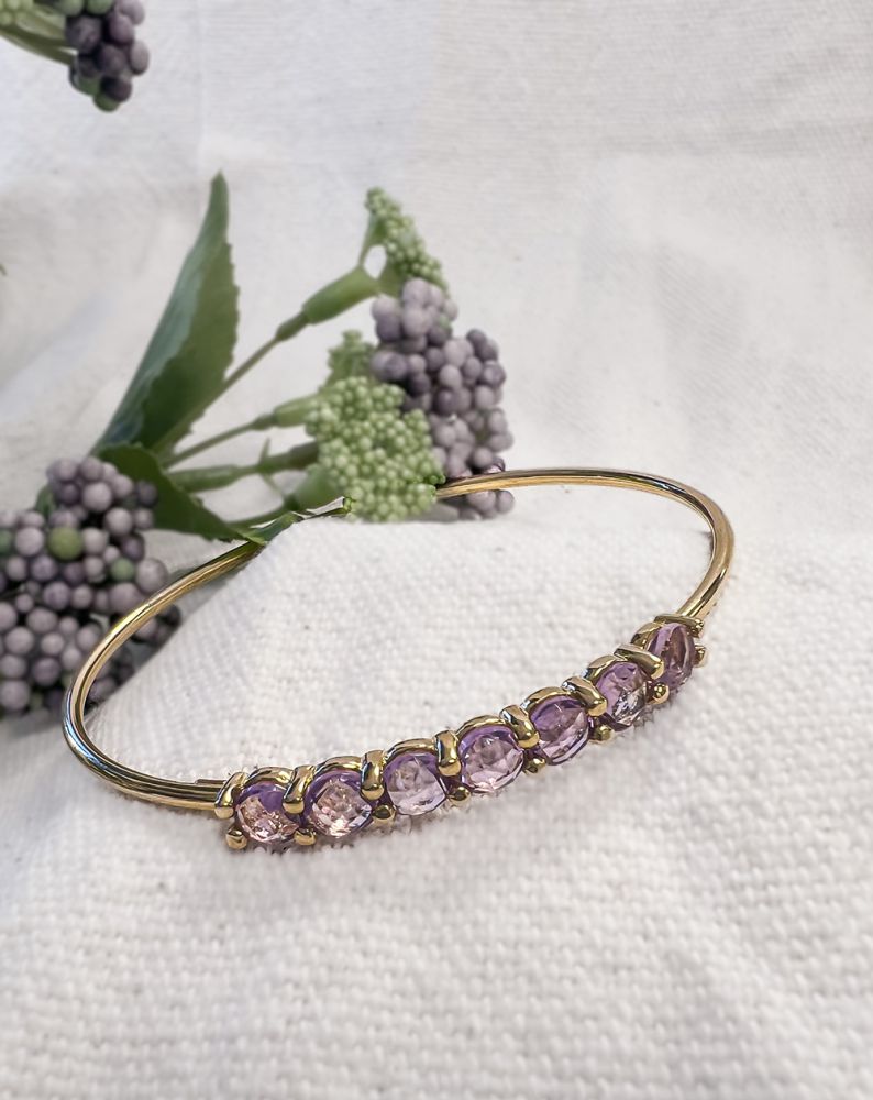 Złoty bangle z 7 fasetowanymi ametystami – 14 karat, 60 x 50 mm
