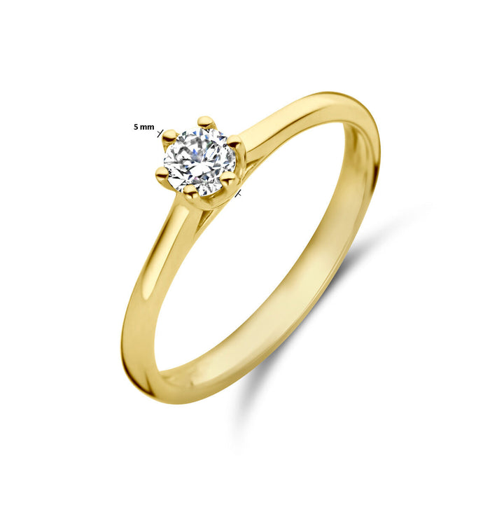 De aanzoeksring diamant 0.20ct H SI van de Van der Kooij Collectie is gemaakt van 14K geelgoud en schittert in een vierpoots zetting, prachtig gepresenteerd op een witte achtergrond met subtiele schaduw.
