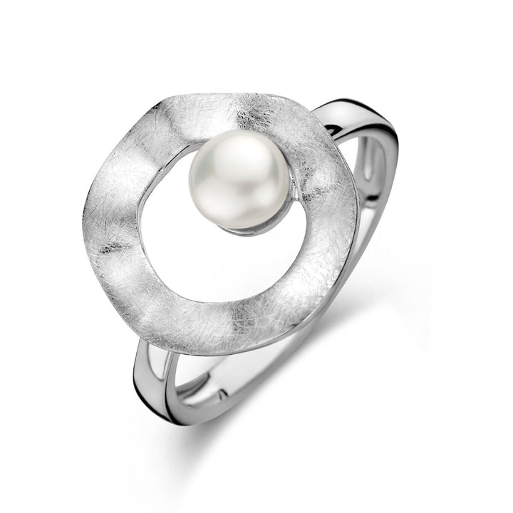 Een gerhodineerd zilveren "ring rondje parel gescratcht" met ronde witte parel in een open, geborsteld ontwerp van Van der Kooij Collectie, gefotografeerd op een witte achtergrond.