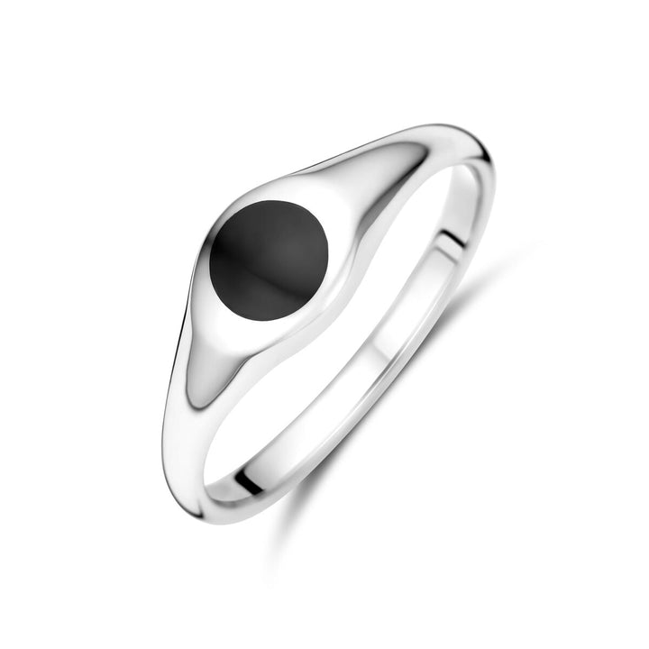 De Van der Kooij Collectie ring onyx zilver gerhodineerd heeft een gladde, gepolijste zilveren band en platte ronde zwarte onyx, prachtig weergegeven tegen een witte achtergrond.