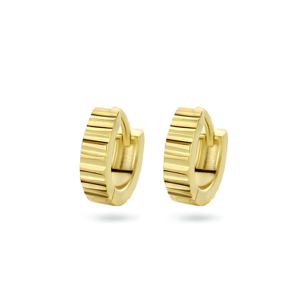 Een paar Van der Kooij Collectie klapoorringen 1 micron zilver verguld (geel) met een gestructureerd, verticaal geribbeld patroon, afgebeeld op een witte achtergrond.