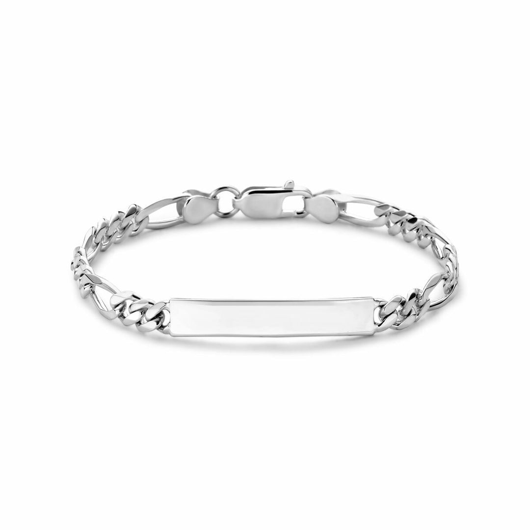 De Van der Kooij Collectie graveerarmband figaro plaat 6,0 mm zilver wit is een heren armband met een platte ID plaat, karabijnsluiting, gepolijste afwerking en klassieke in elkaar grijpende figaro schakel schakels.