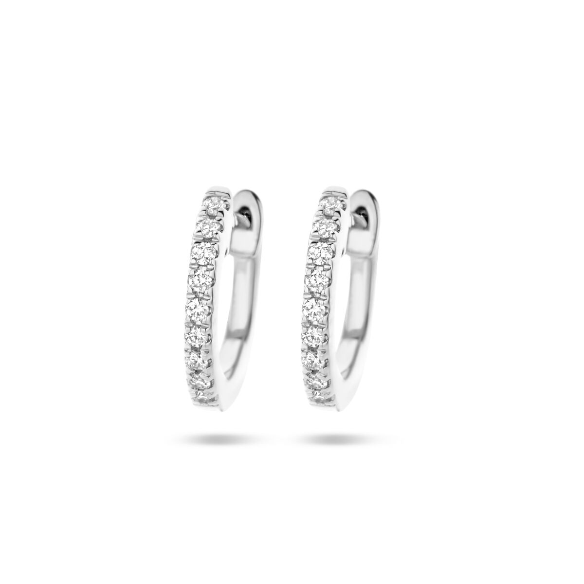 Srebrne kolczyki koła z diamentami o łącznej wadze 0,06 ct, wykonane z 14K białego złota.