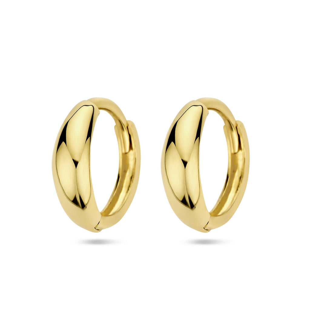 Een paar glanzende, stevige 12 mm klapoorringen 14K geelgoud van Van der Kooij Collectie met een glad, gebogen oppervlak op een witte achtergrond - perfect om elke look mee op te fleuren.