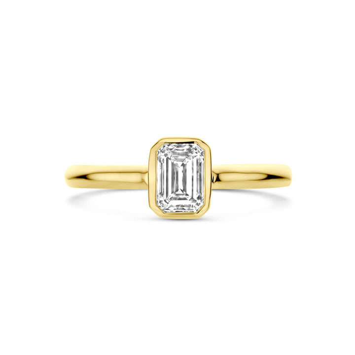 De Van der Kooij Collectie ring lab grown diamant 1.0ct H SI in 14K geelgoud heeft een smaragd geslepen lab-grown diamant in een slanke bezel zetting, afgebeeld op een witte achtergrond.