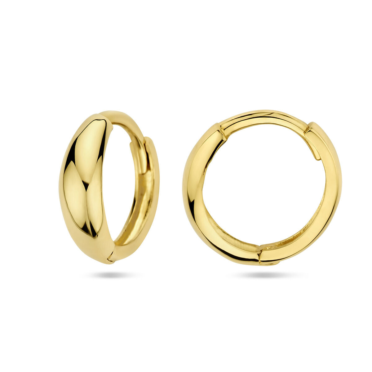 Een paar gepolijste klapoorringen 14K geelgoud van Van der Kooij Collectie, met een glad rond ontwerp. Weergegeven op een witte achtergrond is de ene 12mm oorbel gesloten terwijl de andere gedeeltelijk open is.