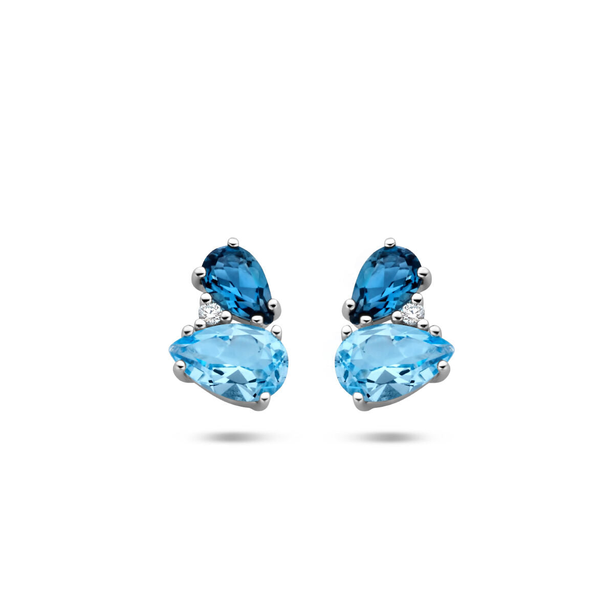 Kolczyki z london blue topazami, w kształcie kropli, w białym złocie 14K, z diamentami.