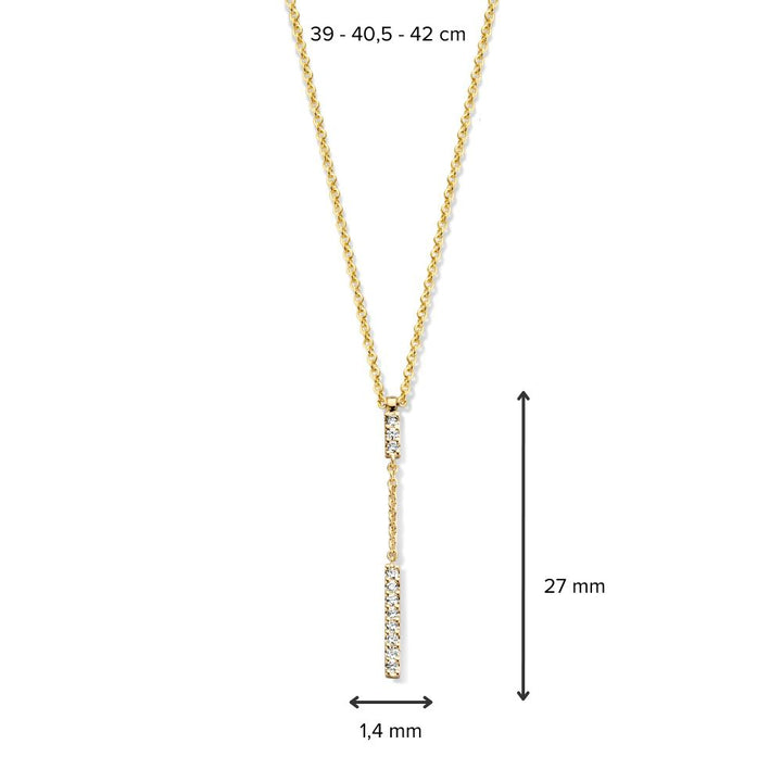Excellent Jewelry Geelgouden Collier met Diamanten Hanger - 14 karaat, slanke hanger (27 x 1,4 mm) met briljanten. Verstelbare ketting (39, 40,5 of 42 cm). Minimalistisch sieraad op witte achtergrond.