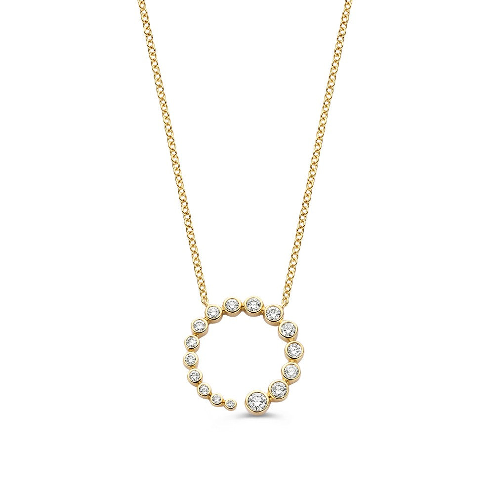 Gouden ketting met een cirkelvormige hanger bezet met 0,50 ct briljante diamanten.