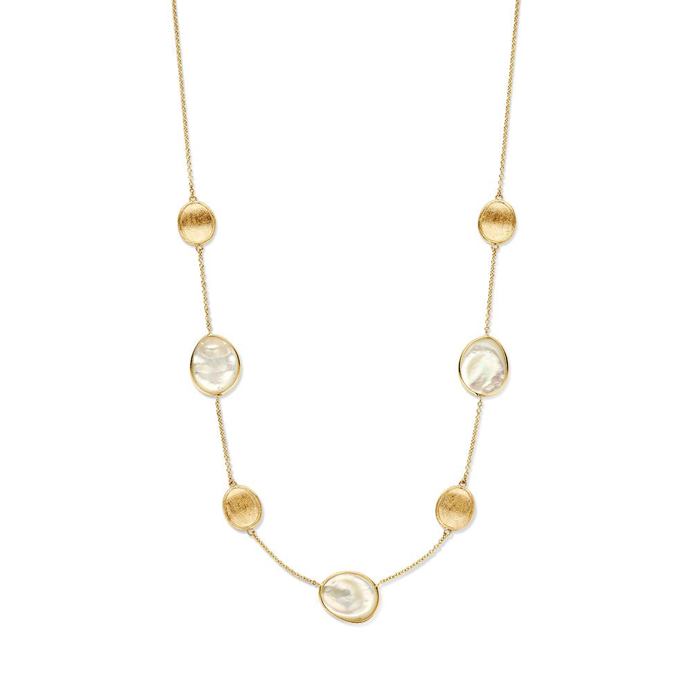 Geelgouden collier met matgouden en parelmoer elementen, bestaande uit ronde en ovale schakels.
