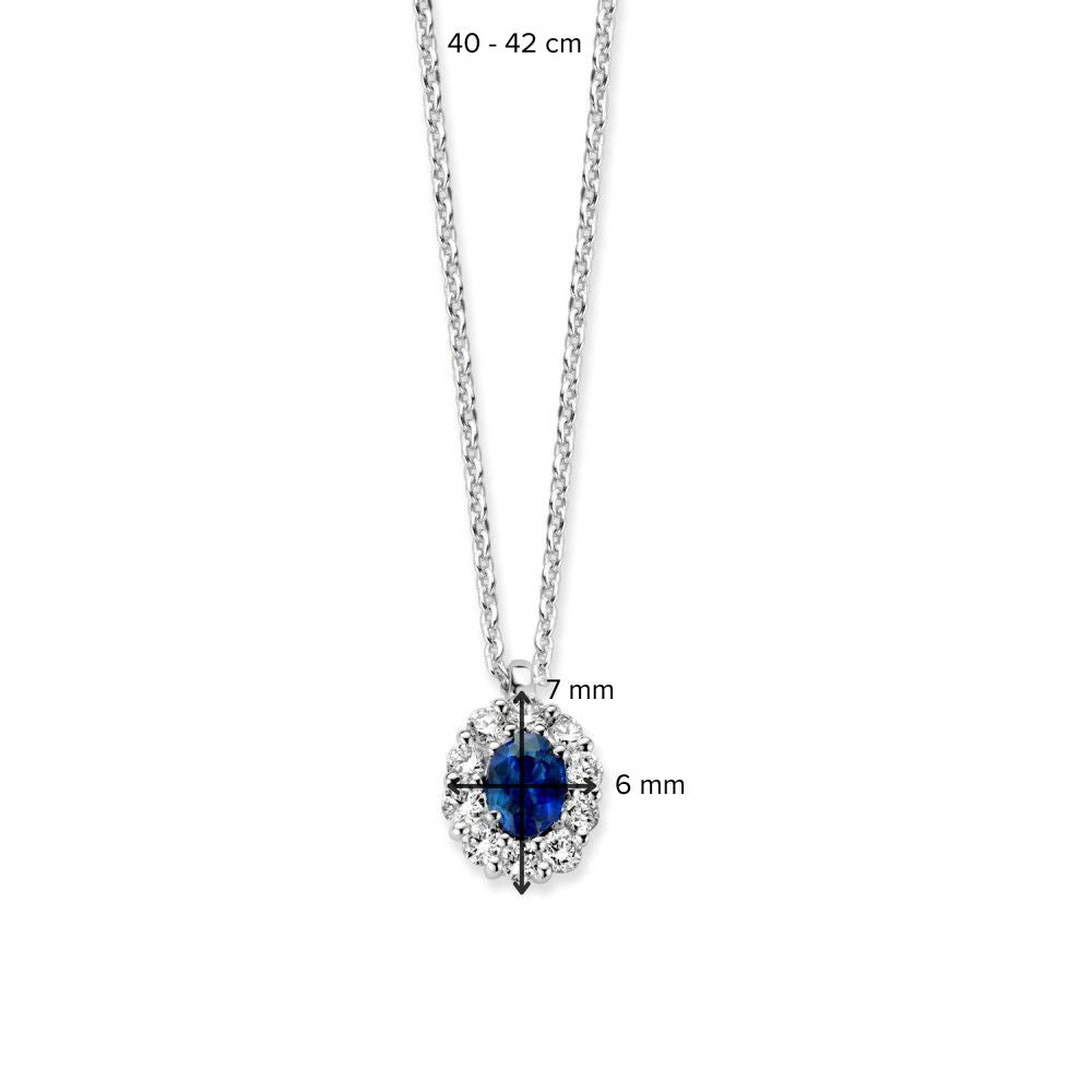 Excellent Jewelry witgouden collier met blauwe saffier en diamanten (14 karaat). De hanger is 7 mm hoog, 6 mm breed en de ketting meet 40-42 cm.