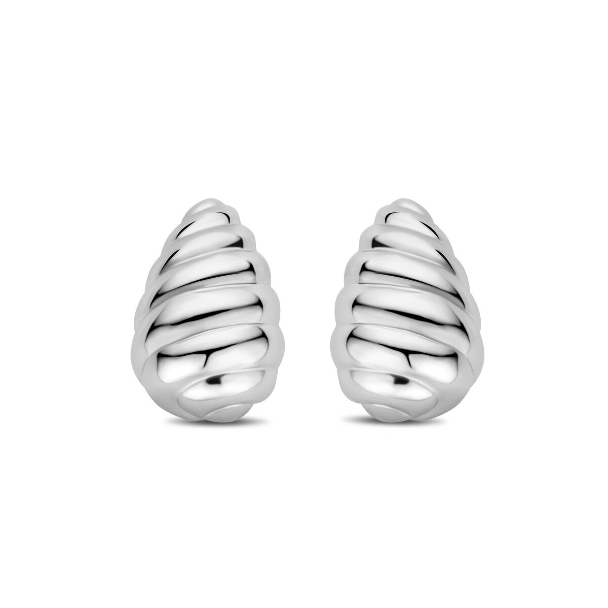 Srebrne kolczyki w kształcie kropli, zdobione spiralnym wzorem, o długości 20 mm.