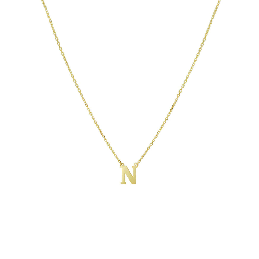 De Gouden dames ketting letter 14K van Van der Kooij Collectie is een verfijnd geelgouden anker collier met gepersonaliseerde letter N, het ideale sieradencadeau voor dames, elegant gepresenteerd tegen een witte achtergrond.