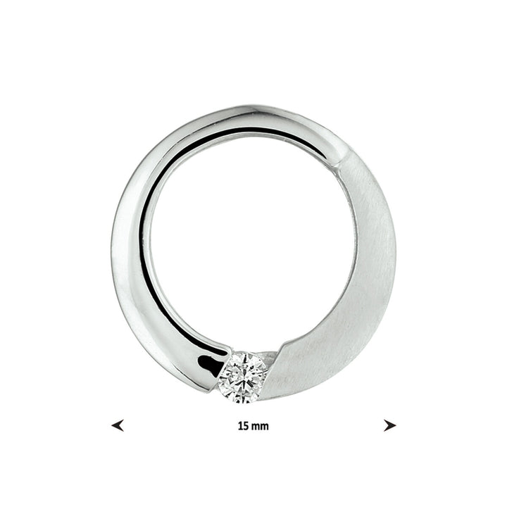 Een moderne, gerhodineerd zilveren hanger van Van der Kooij Collectie met een rond ontwerp, voorzien van een gepolijste en matte afwerking en een enkele zirkonia steen. Product: hanger rond zirkonia poli/mat zilver gerhodineerd.