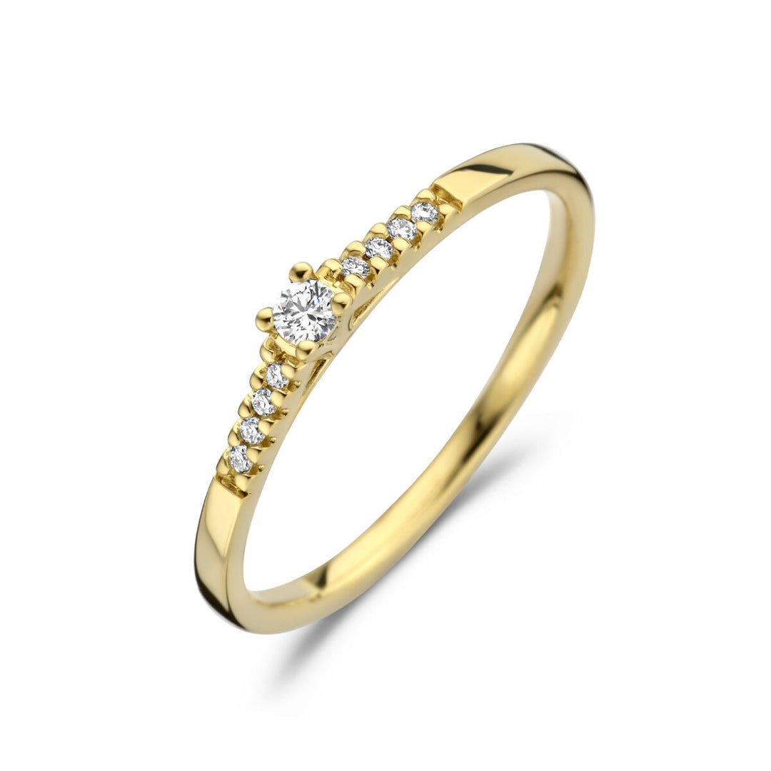 Een delicate Van der Kooij Collectie ring diamant 0.07ct h si in 14K geelgoud, met een centrale diamant en een band versierd met diamanten, afgebeeld op een witte achtergrond.