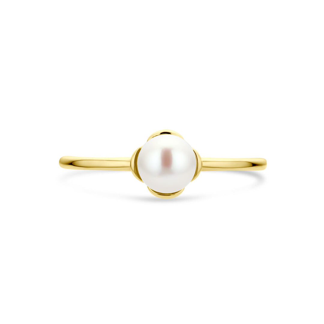De ring bloem parel 14K geelgoud van Van der Kooij Collectie is een delicate geelgouden ring met een centrale ronde witte parel, prachtig geëtaleerd tegen een effen witte achtergrond.
