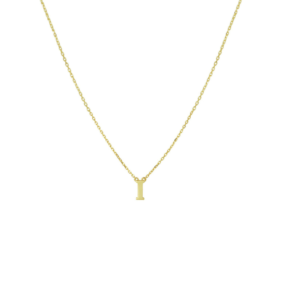 De Van der Kooij Collectie Gouden dames ketting letter 14K heeft een fijne 14k gouden ketting en een kleine, verticale gepersonaliseerde letter I hanger. Afgebeeld tegen een effen witte achtergrond.