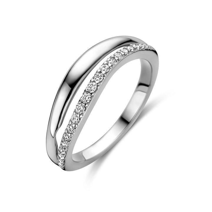 De Van der Kooij Collectie ring zirkonia zilver gerhodineerd heeft een rij kleine, fonkelende zirkonia's gezet in een gebogen, gerhodineerd zilveren band, afgebeeld op een witte achtergrond.