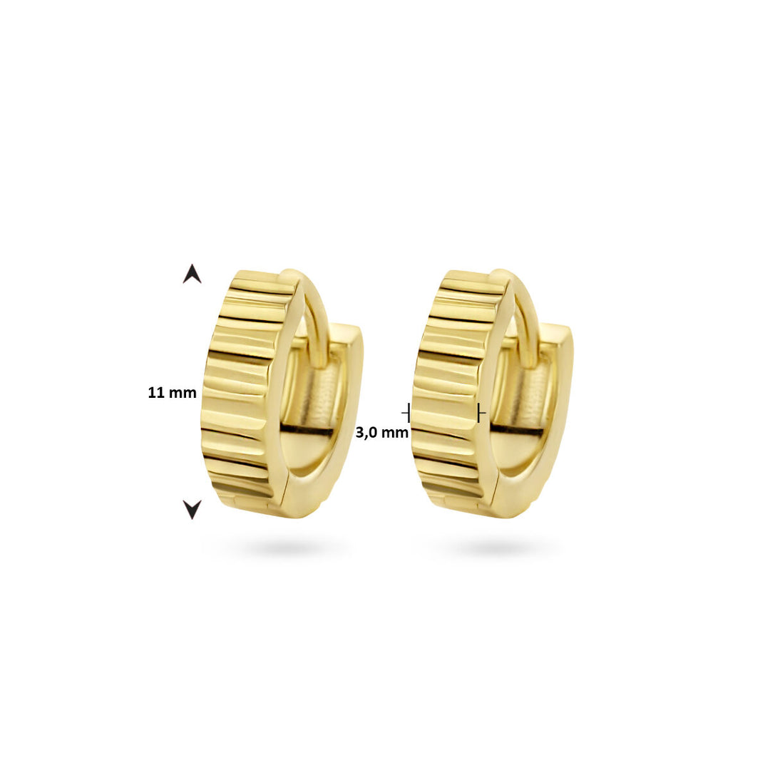 Paar kleine klapoorringen 1 micron zilver verguld (geel) van Van der Kooij Collectie, met geribbelde textuur. Deze goudkleurige oorbellen zijn 11 mm hoog en 3 mm breed en worden getoond tegen een witte achtergrond.