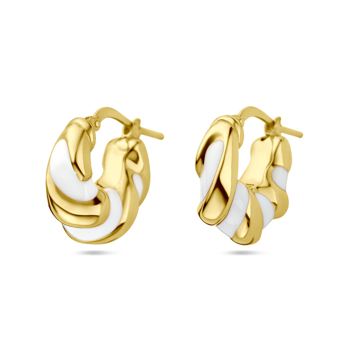 Een paar Van der Kooij Collectie oorringen gedraaid met emaille 1 micron zilver verguld (geel), met een gedraaid ontwerp met gladde gouden en glanzende witte emaille accenten.