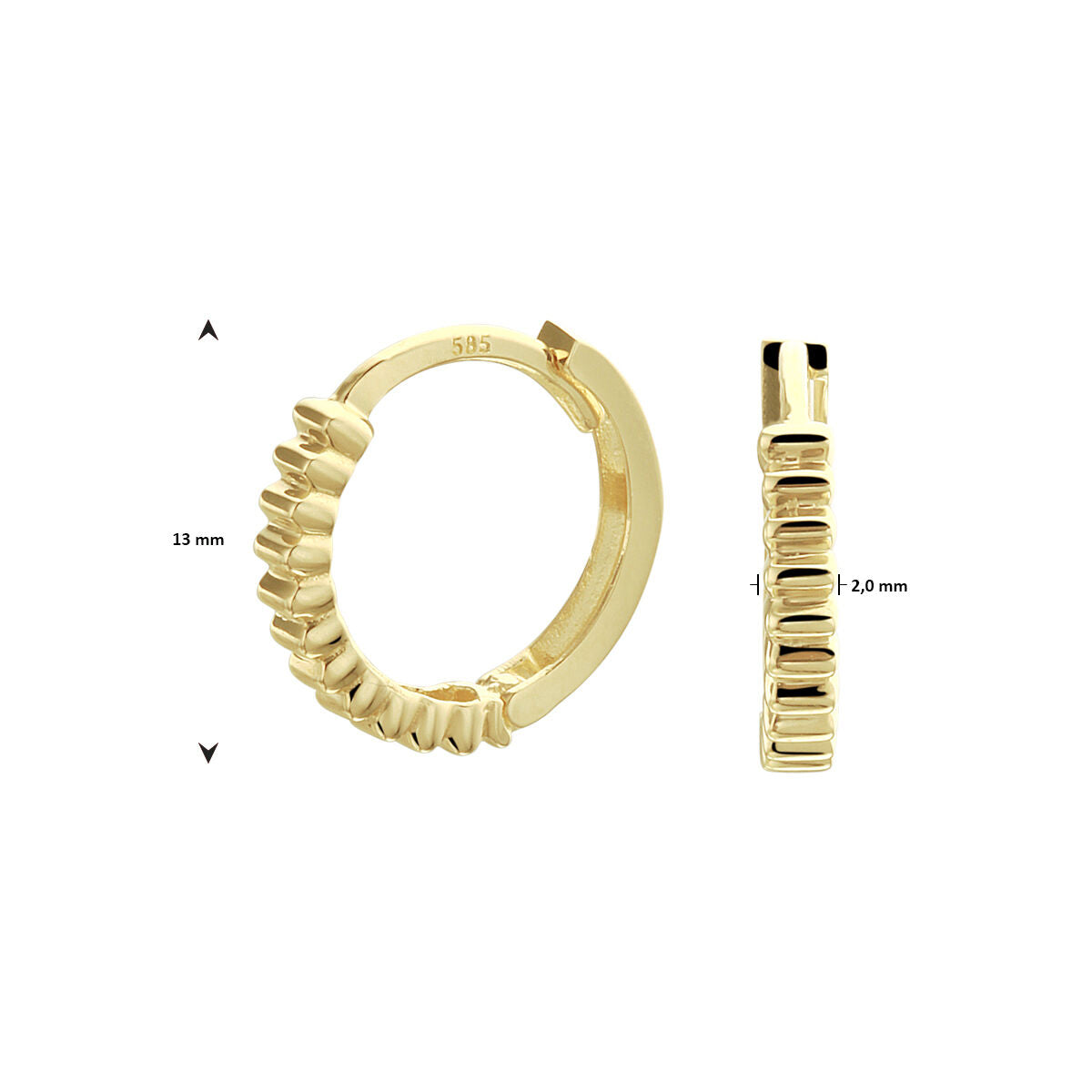 Twee aanzichten van Van der Kooij Collectie klapoorringen 14K geelgoud: getextureerde, geribbelde creolen met een diameter van 13 mm en een breedte van 2 mm. De ene aanzicht toont de voorkant, de andere de zijkant.