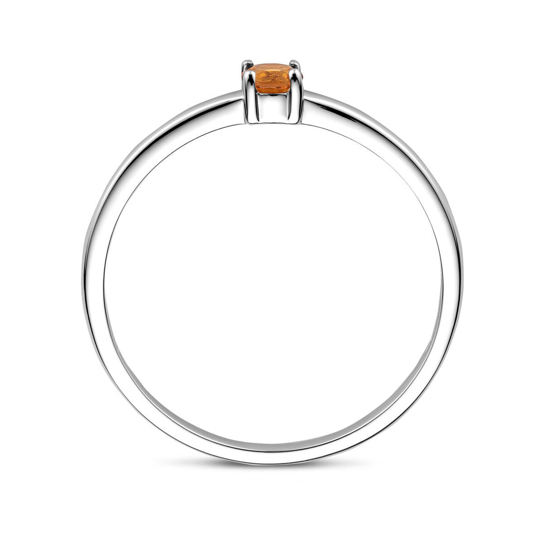 Een dunne gerhodineerde zilveren ring met november geboortesteen citrien in een eenvoudige vierpoots zetting, gefotografeerd tegen een witte achtergrond. Een elegant ontwerp van Van der Kooij Collectie.