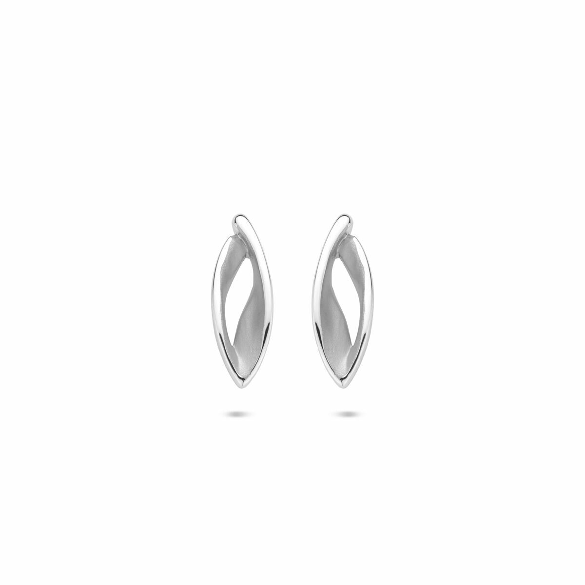Srebrne kolczyki o poli/mat wykończeniu w kształcie łezki, o wymiarach 12x4mm.