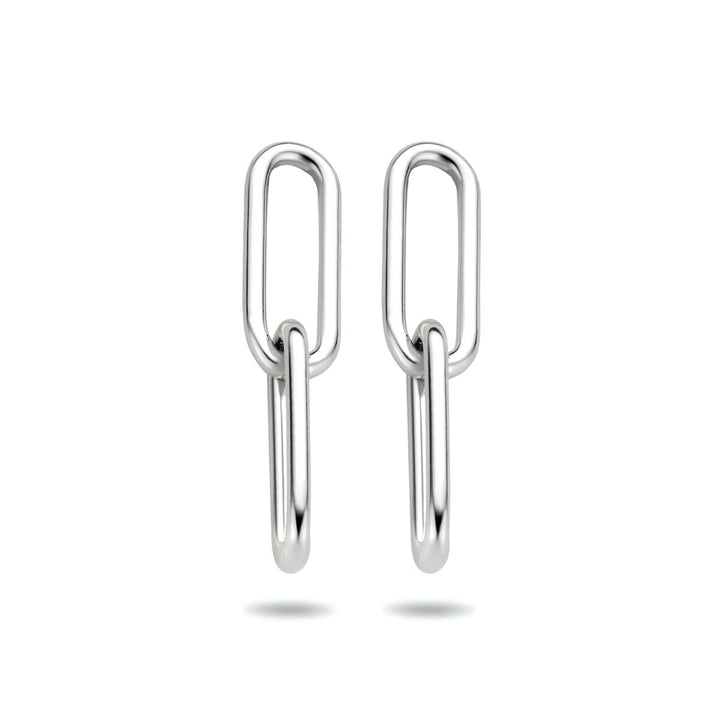 Een paar minimalistische Van der Kooij Collectie oorhangers paperclip zilver gerhodineerd, elk met twee in elkaar grijpende langwerpige ovale schakels, weergegeven op een witte achtergrond.