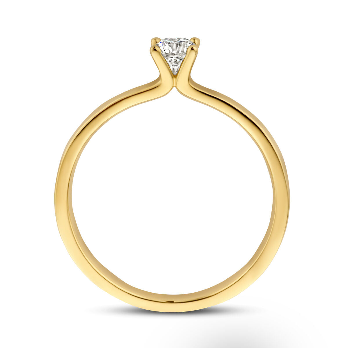 De Van der Kooij Collectie ring diamant 0.25ct h si in 14K geelgoud heeft een dunne band en een enkele ronde diamant in een prongzetting, van opzij gezien op een witte achtergrond.
