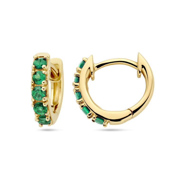De klapoorringen smaragd 14K geelgoud uit de Van der Kooij Collectie zijn per stuk bezet met vijf ronde smaragden op de voorkant en worden van zij- en voorkant getoond tegen een witte achtergrond. Een tijdloos ontwerp.