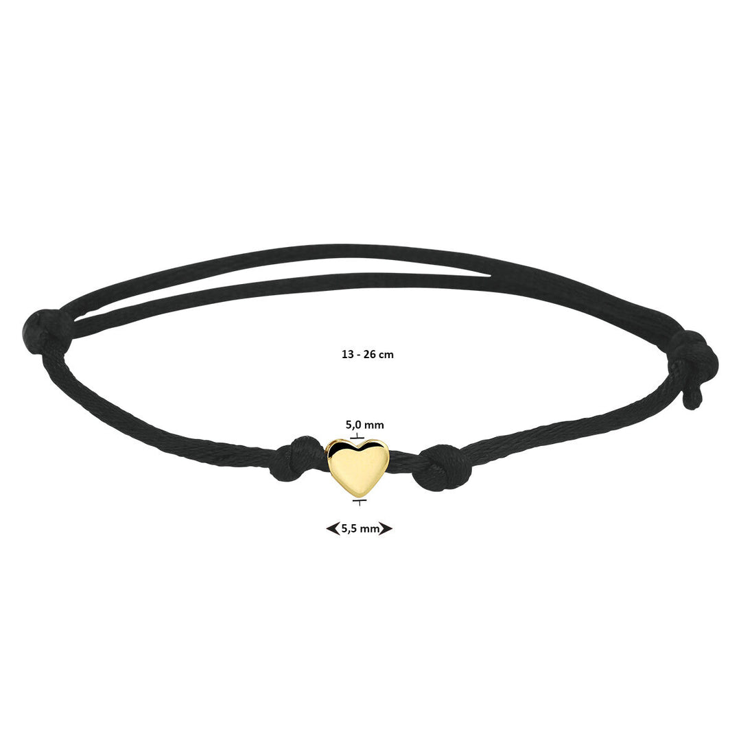 De Van der Kooij Collectie armband satijn hart 14K goud is een verstelbare damesarmband (13-26 cm) van zwart rubber/nylon/leer met een 14K geelgouden hartje (5 x 5,5 mm) in het midden.