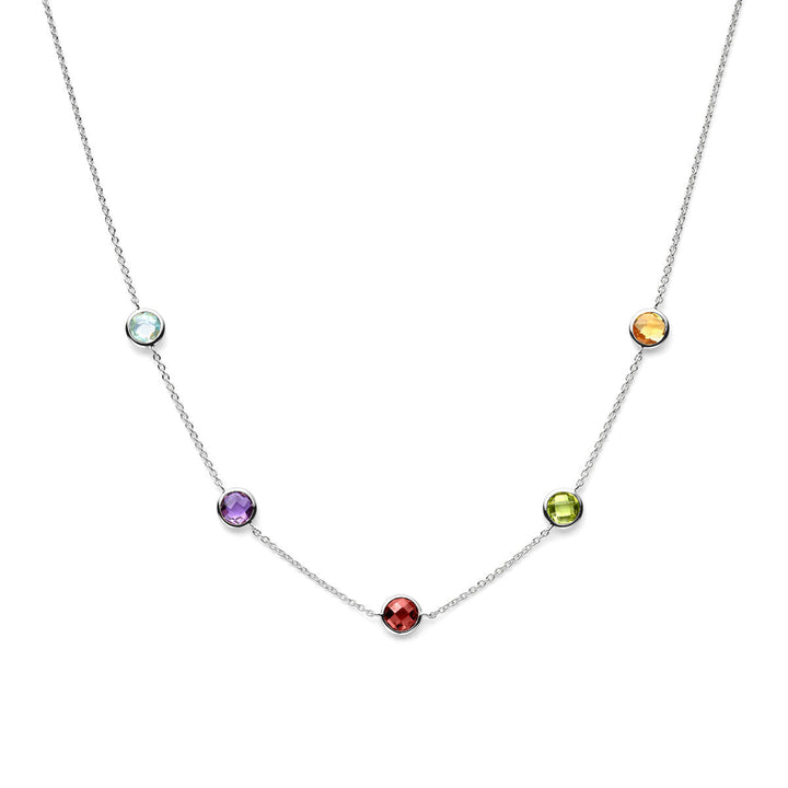 De Van der Kooij Collectie Zilveren ketting dames kleurstenen gerhodineerd heeft vijf gekleurde edelstenen-blauw, paars, rood, groen, geel-gelijkmatig gezet langs een gerhodineerd zilveren ketting en getoond op een effen witte achtergrond.