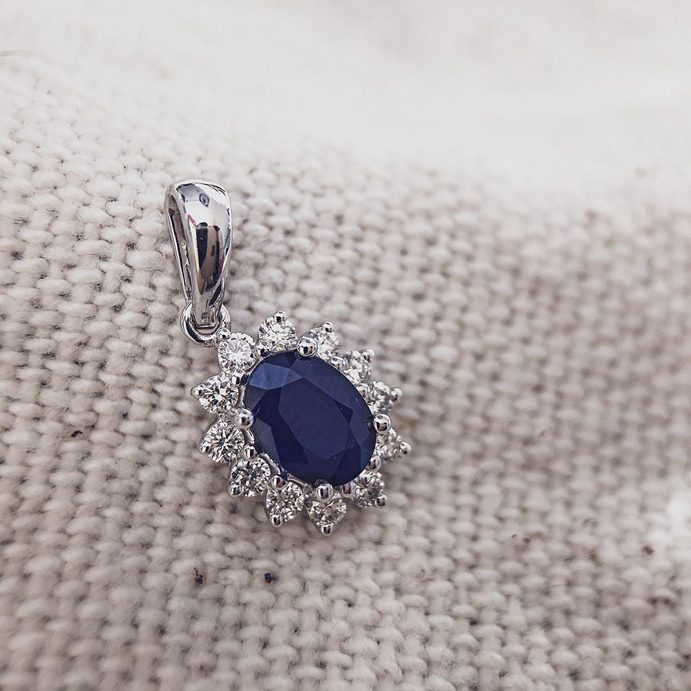 Wisiorek z białego złota z niebieskim szafirem (1.00 crt) i 0.27 crt diamentem – 14 karat, 1,3 grama