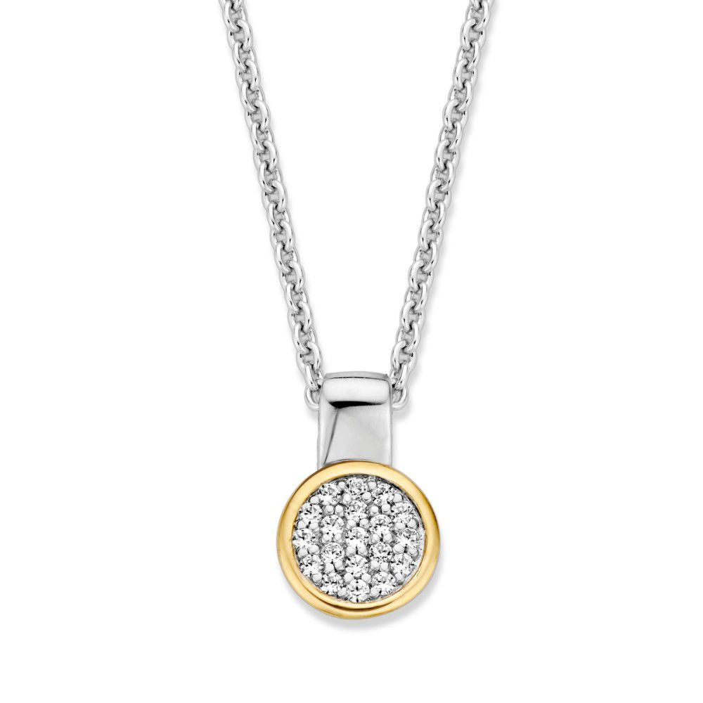 Zilveren hanger met gouden rand en witte zirkonia, diameter 16 mm, aan een zilveren ketting.