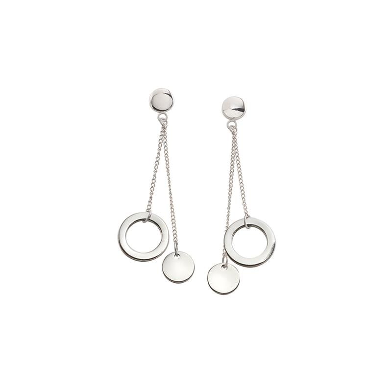 Boccia Titanium Figura Oorstekers 05042-01: Zilverkleurige oorbellen van Boccia, elk met twee dunne kettinkjes die eindigen in ronde en schijfvormige bedels – een elegante aanvulling op het titanium sieraad, afgebeeld op een witte achtergrond.