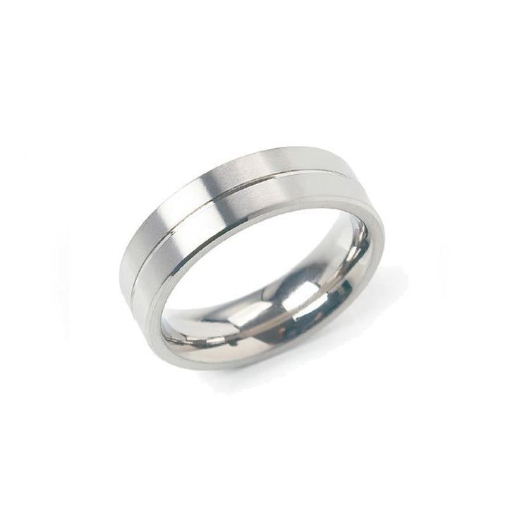 De Boccia Titanium Ring 0101-22 van Boccia is gemaakt van mat titanium met een gepolijste afwerking en een dunne groef eromheen, elegant gepresenteerd op een effen witte achtergrond.