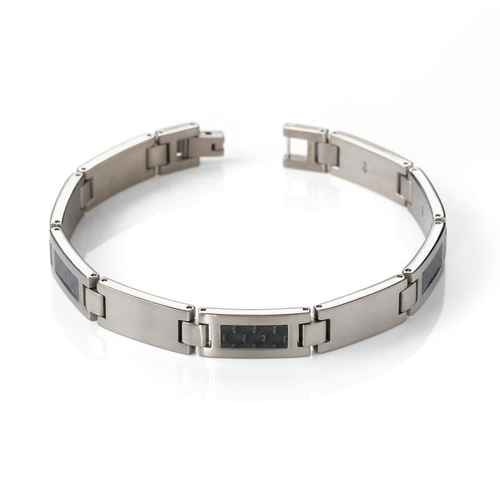 De Boccia Titanium Armband carbon 0333-01 is een strakke armband van titanium, met rechthoekige zilveren schakels met zwarte carbon inleg, prachtig gerangschikt op een wit oppervlak.