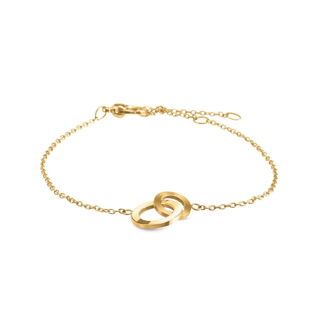 De Boccia Titanium Armband gp 03029-03 van Boccia heeft twee in elkaar grijpende gouden ringen als middelpunt en een verstelbare sluiting, afgebeeld op een effen witte achtergrond.