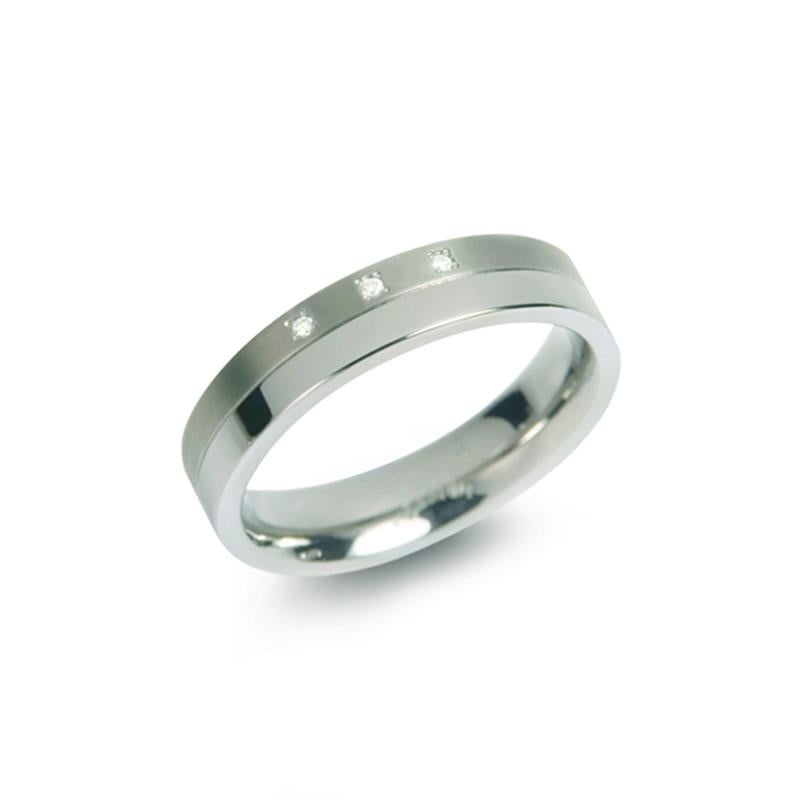 De Boccia Titanium Ring dia 3/0.015 - 0129-03 van Boccia heeft drie gelijkmatig verdeelde kleine diamanten op een gepolijste band, afgebeeld op een effen witte achtergrond.