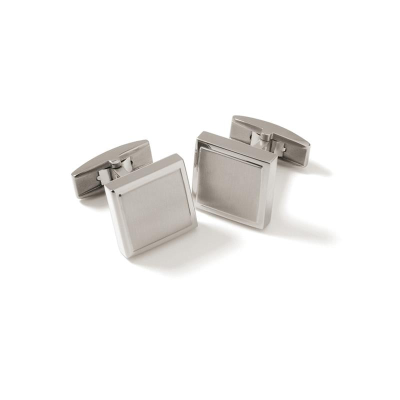De Boccia Titanium Manchetknopen 0602-01 zijn zilveren, vierkante manchetknopen met een geborstelde afwerking, met een tijdloos design van Boccia. Afgebeeld op een witte achtergrond.